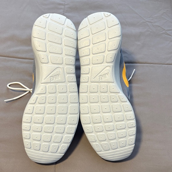 Nike - Picture 3 of 4